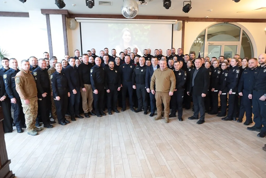 Групове фото українських поліцейських у залі