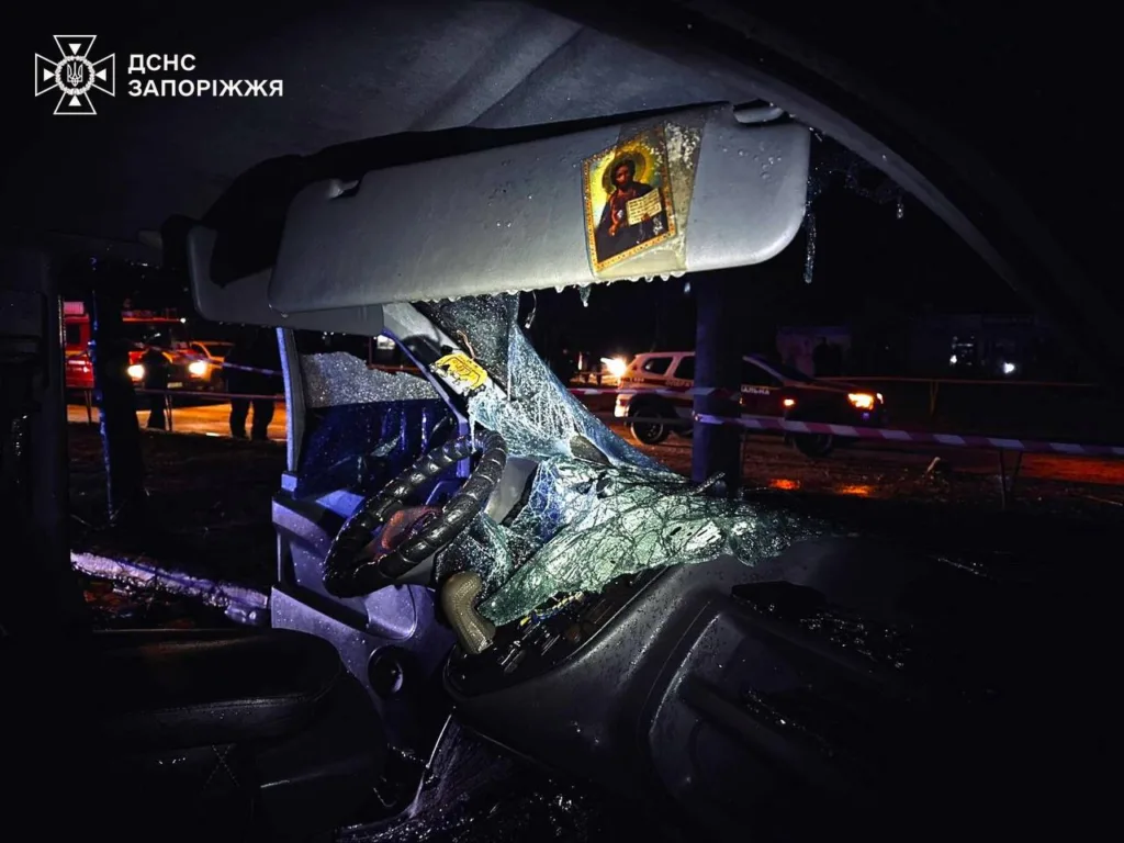 Пошкоджений автомобіль після аварії вночі