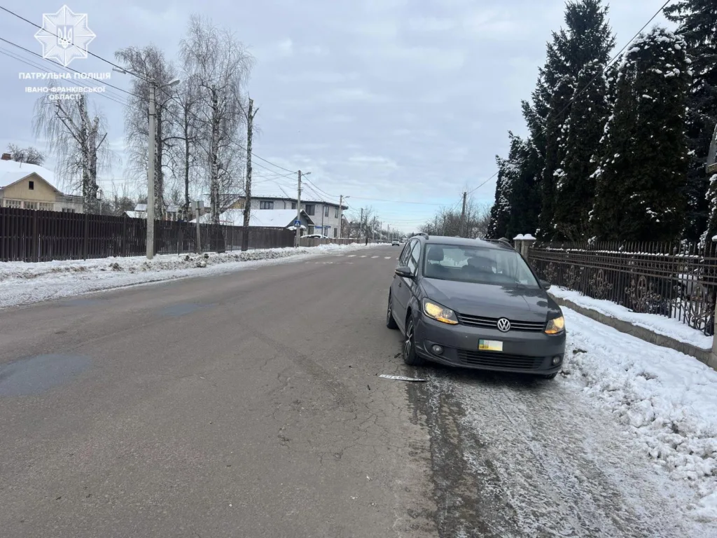 Автомобіль Volkswagen зʼїхав на узбіччя взимку