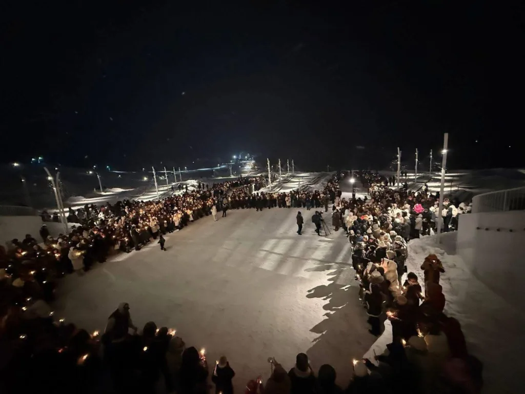 Нічна хода зі свічками на сніжній дорозі