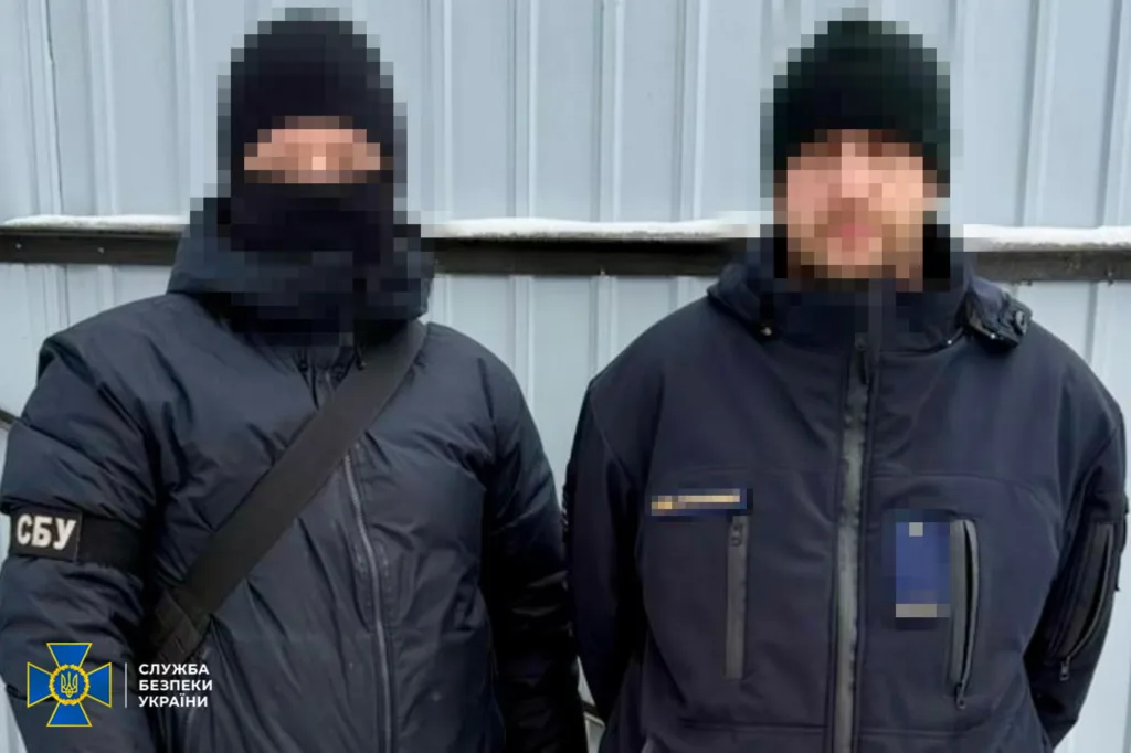 Оперативники СБУ у зимовому одязі на вулиці