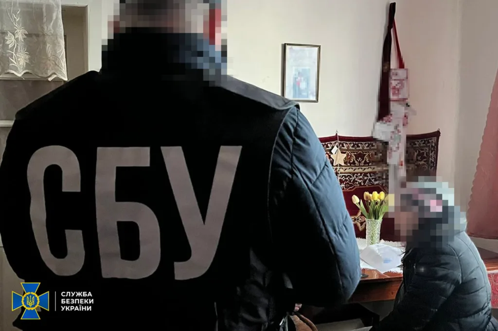 Співробітник СБУ проводить обшук у квартирі