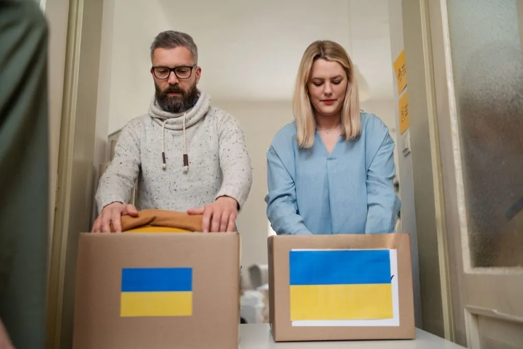 Люди пакують гуманітарну допомогу для України