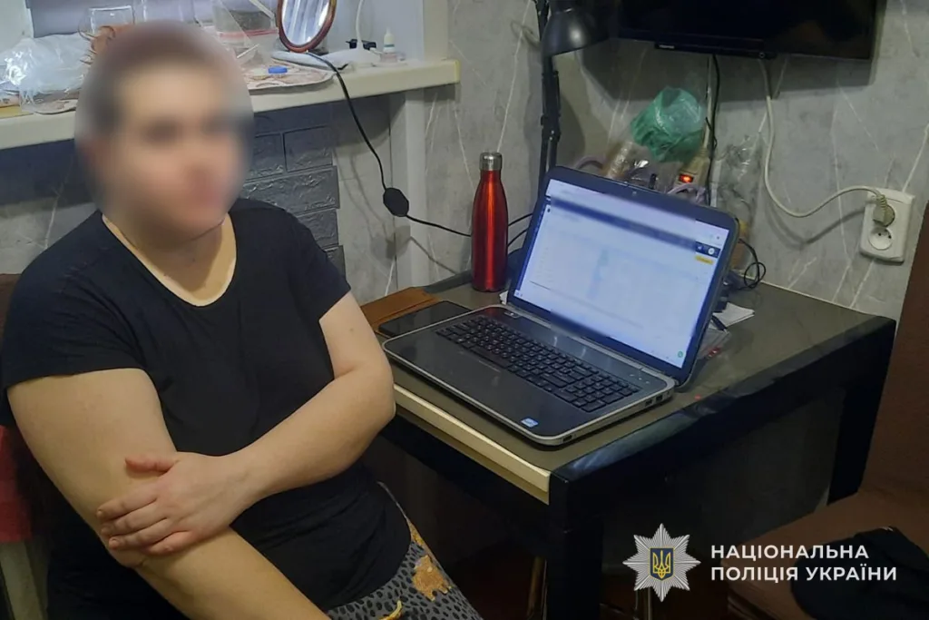 Жінка біля ноутбука у квартирі