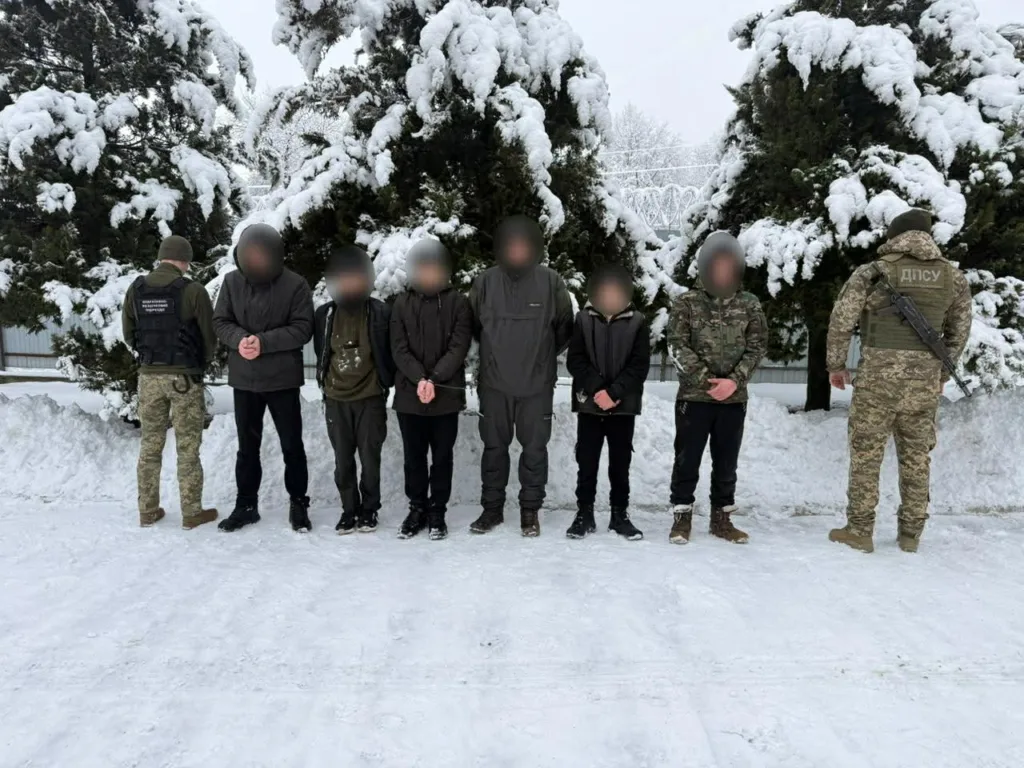 Прикордонники затримали людей на снігу взимку