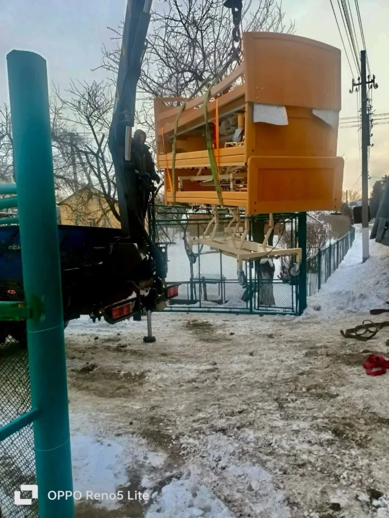 Підйом лікарняного ліжка краном взимку