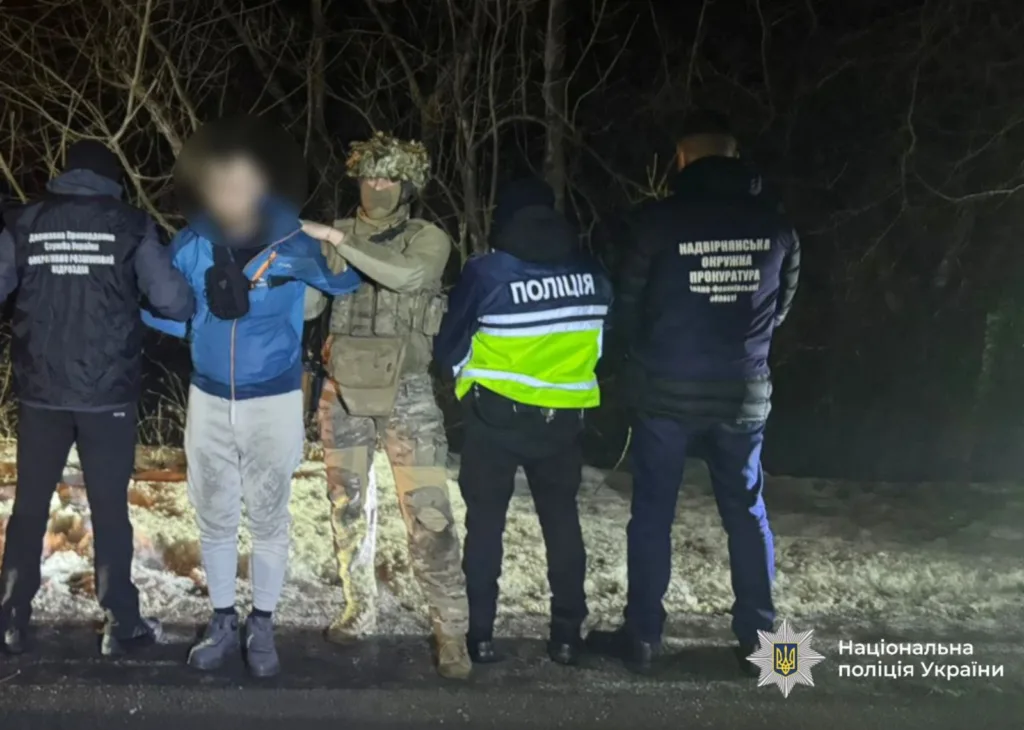 Поліція затримує підозрюваного вночі на дорозі