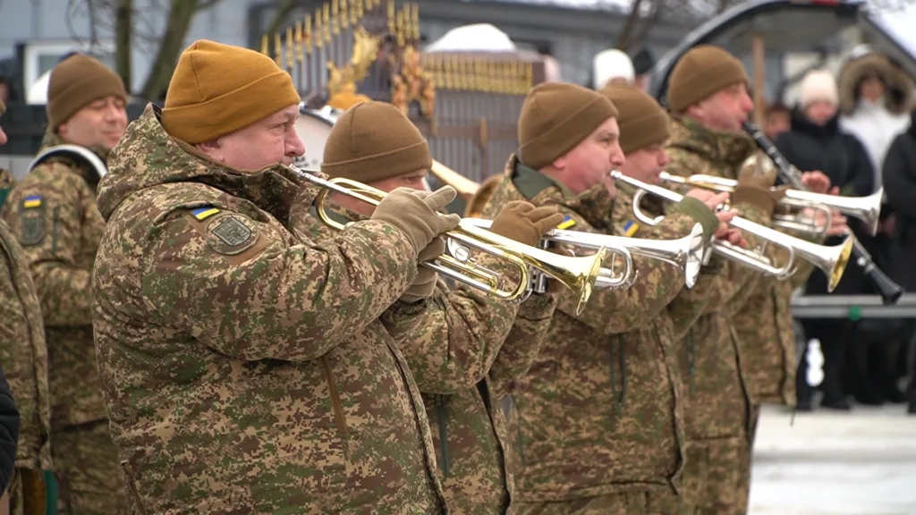 Військовий оркестр грає на трубах на вулиці