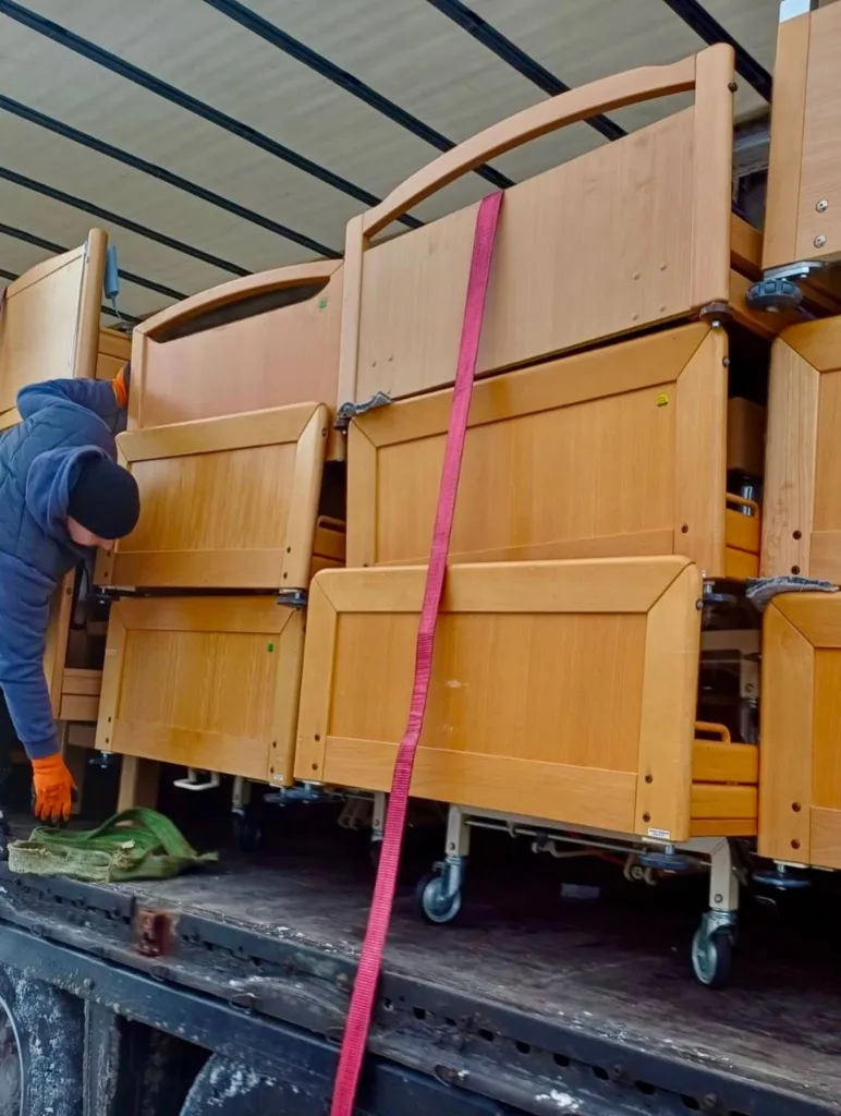 Завантаження лікарняних ліжок у вантажівку