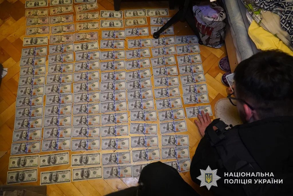 Поліція України рахує вилучені долари США