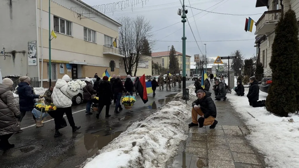 Процесія з прапорами України на зимовій вулиці