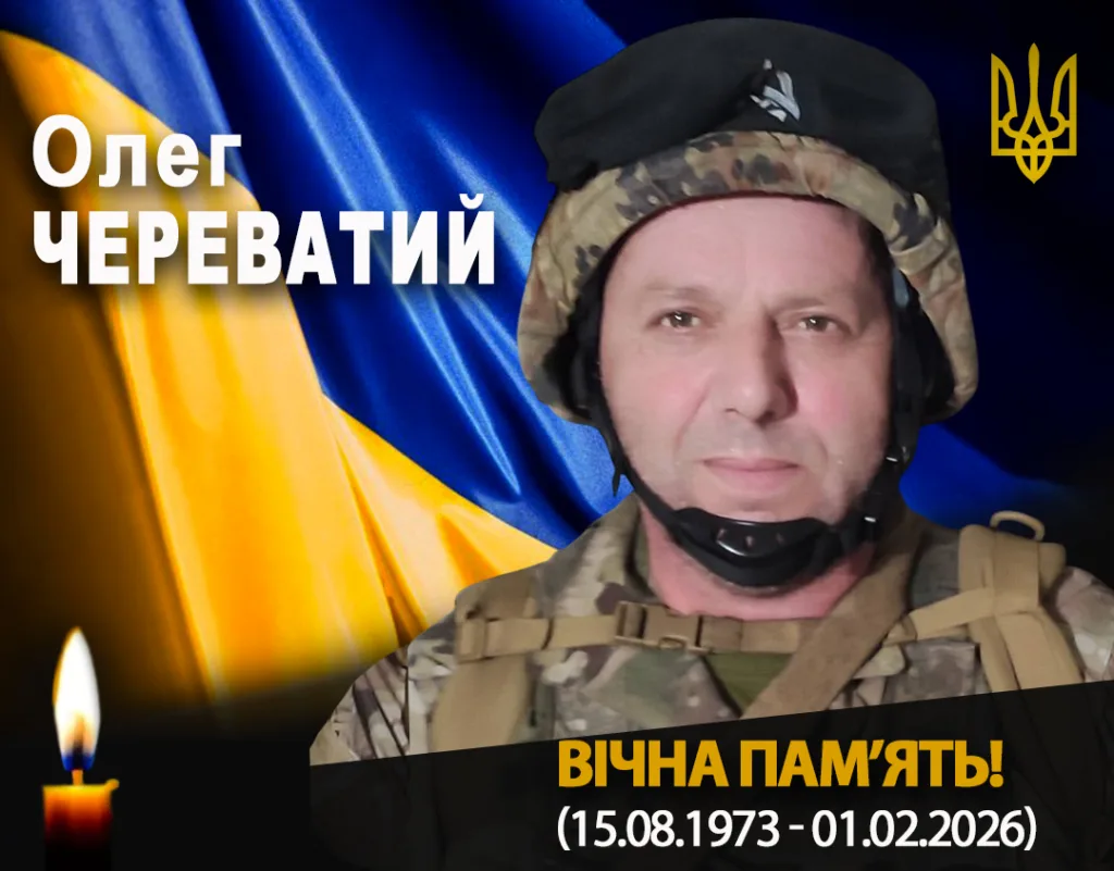 Український військовий на фоні прапора України