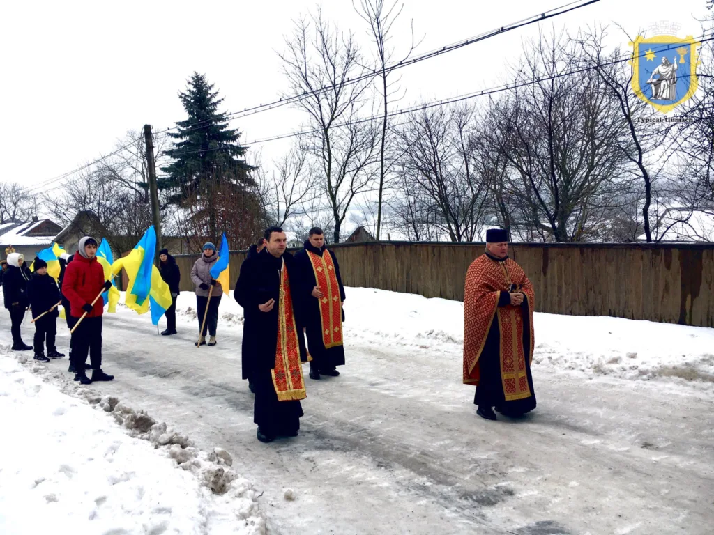 Хода зі священниками та українськими прапорами взимку