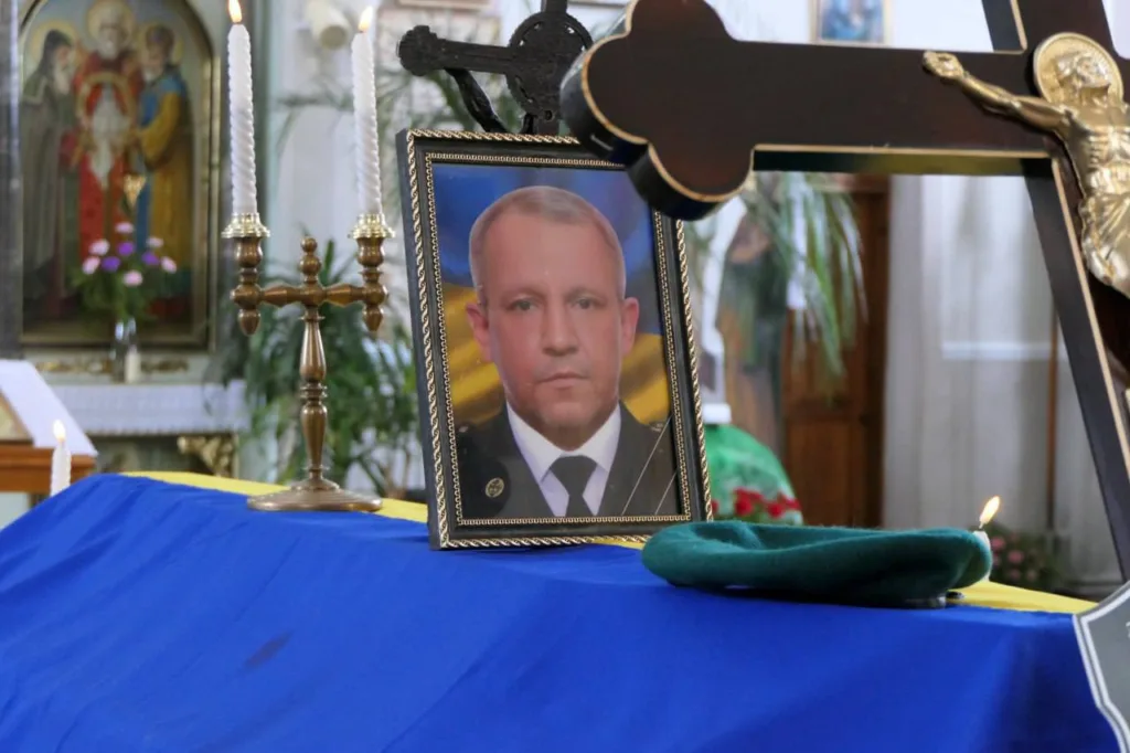 Похорон українського військового з портретом і прапором