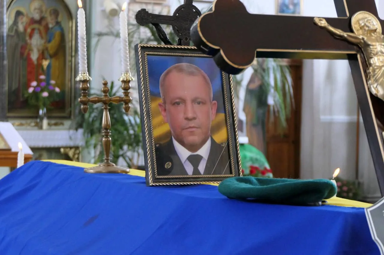 Похорон українського військового з портретом і прапором