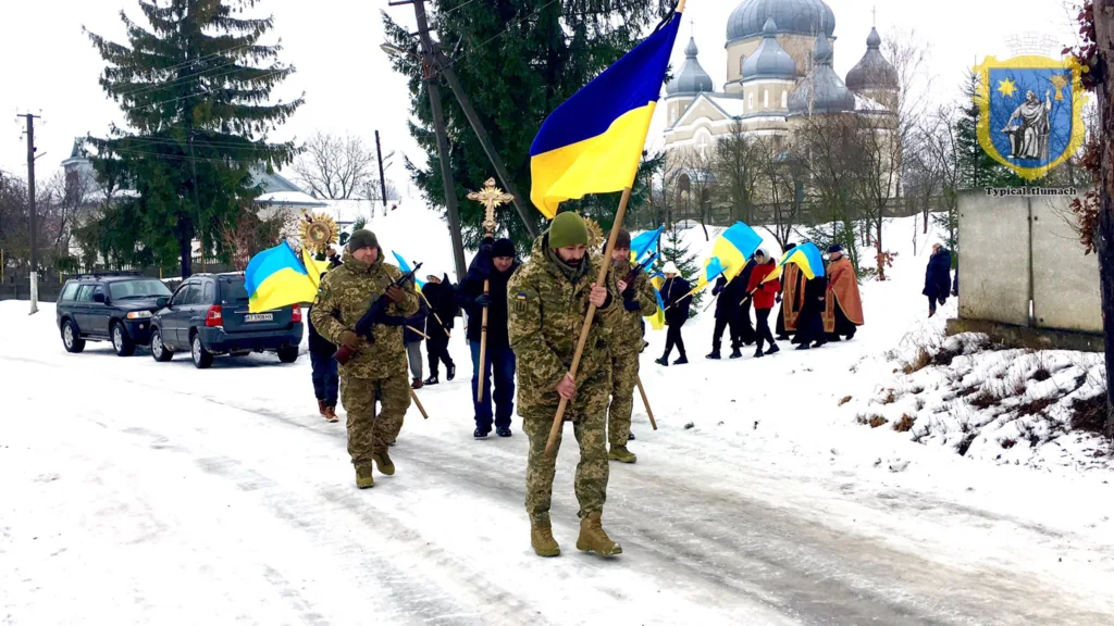 Військові з українськими прапорами на зимовій ході
