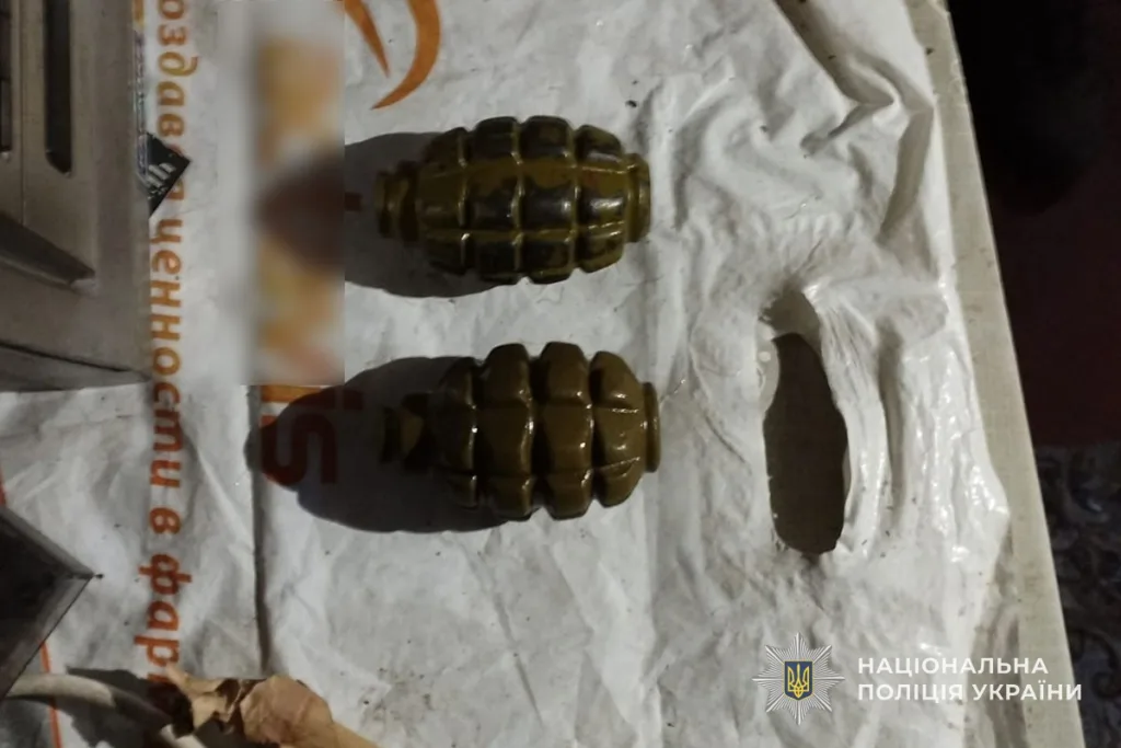Дві ручні гранати на столі