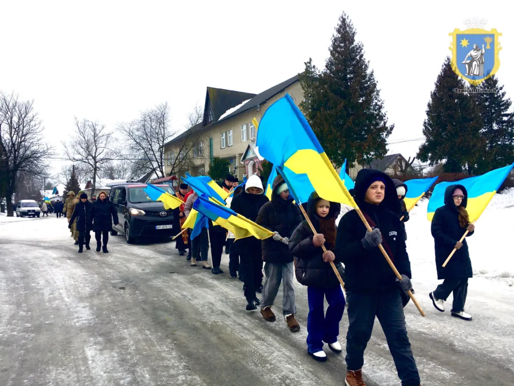 Хода з українськими прапорами взимку