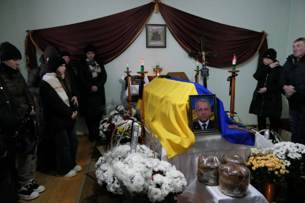 Прощання з військовим, труна під прапором України