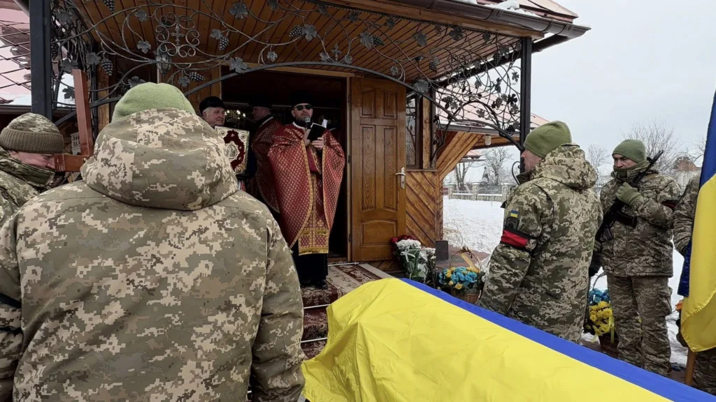 Військовий похорон із прапором України взимку