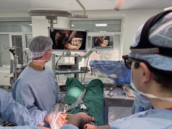 Хірурги виконують операцію в операційній кімнаті