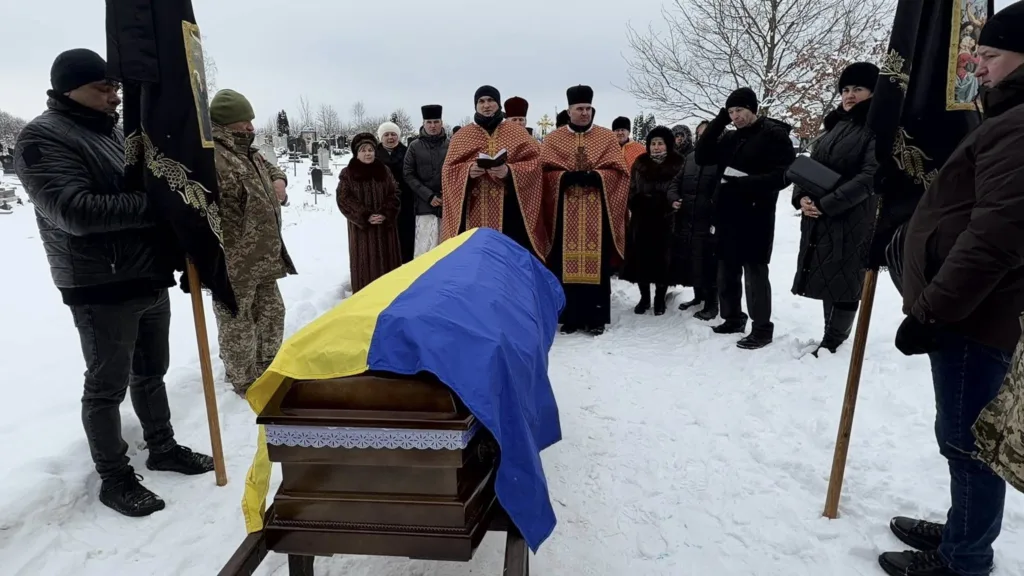 Похоронна церемонія з українським прапором на труні