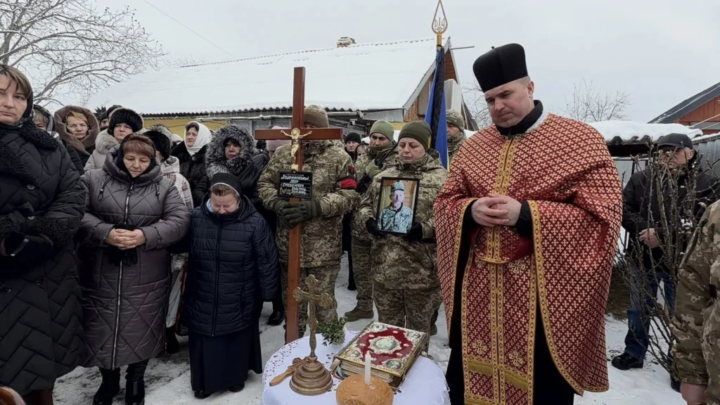 Похоронна церемонія українського військового взимку