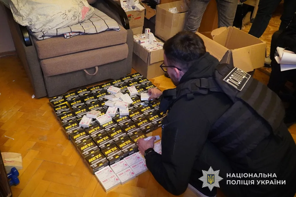 Поліція виявляє коробки з ліками у квартирі