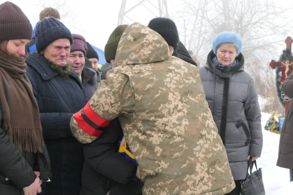 Прощання із загиблим військовим на похороні