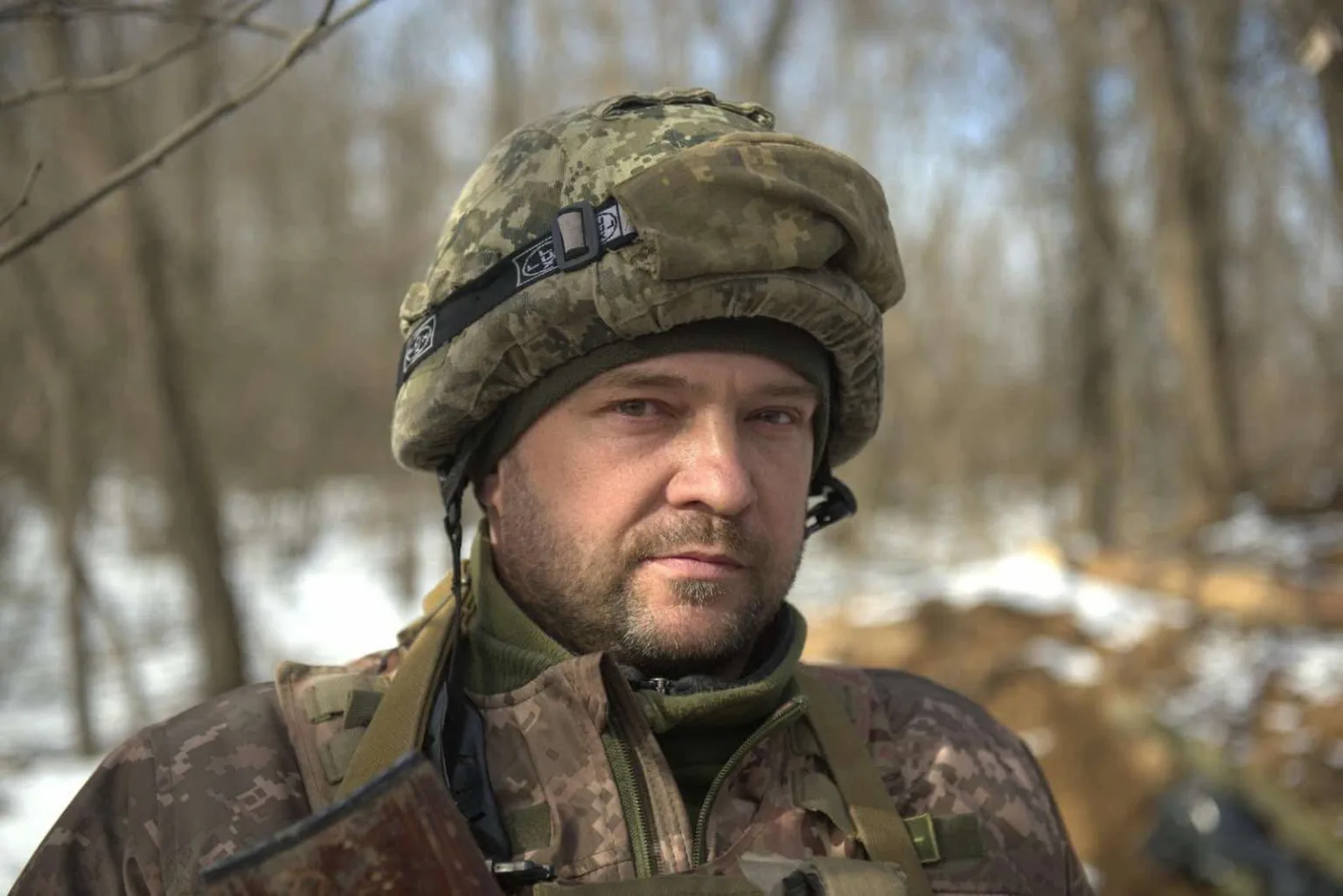 Український солдат у зимовому лісі