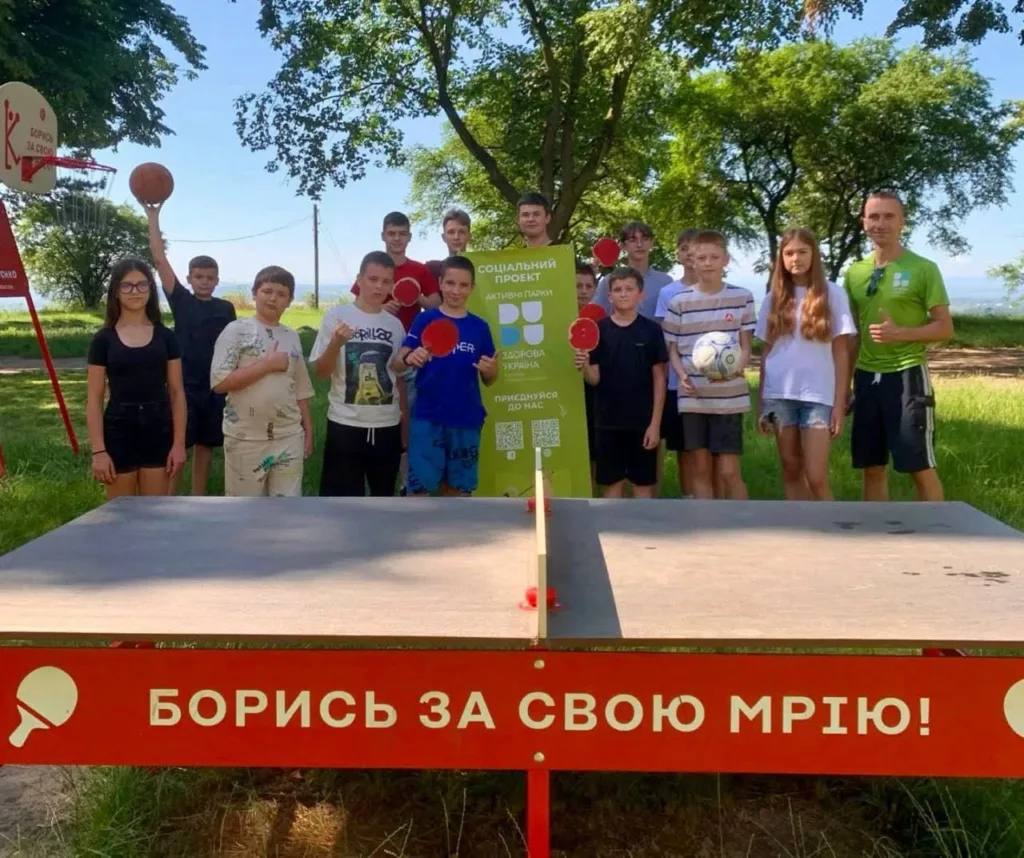 Діти грають у настільний теніс на вулиці