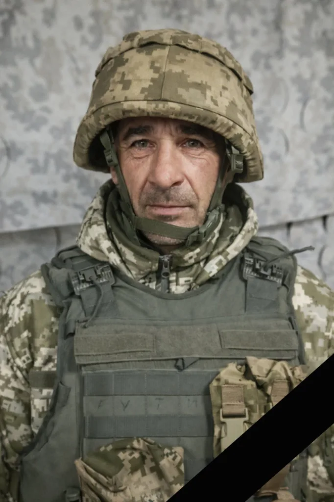 Український військовий у камуфляжі та бронежилеті