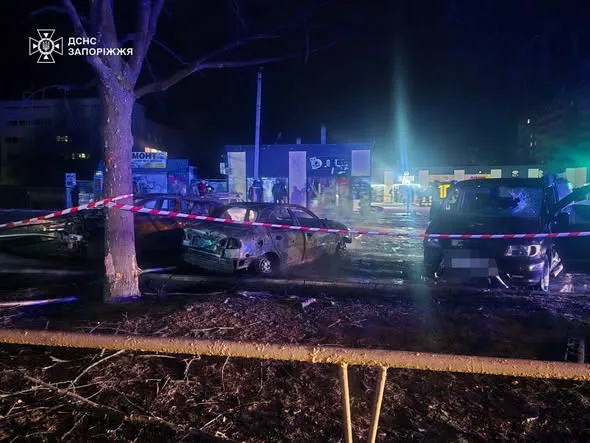 Пошкоджені автомобілі після вибуху в Запоріжжі вночі