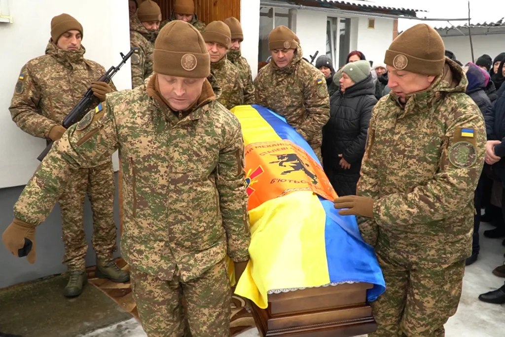 Військові прощаються з полеглим побратимом під прапором України