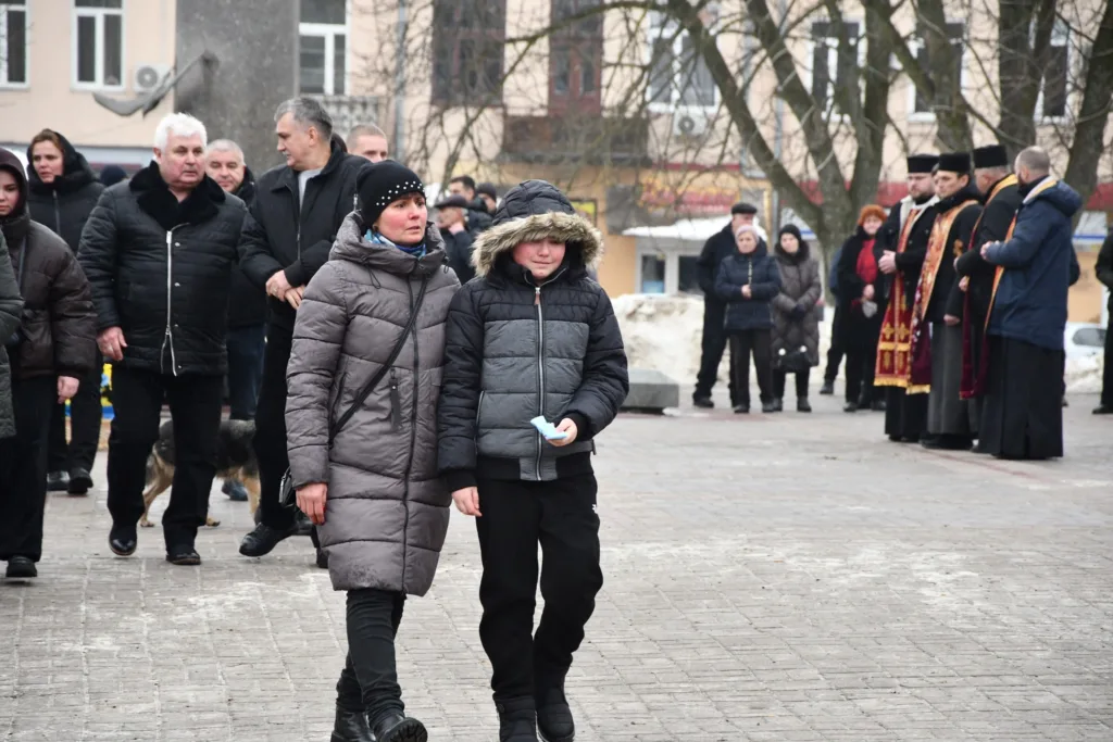 Люди на вулиці під час зимової церемонії
