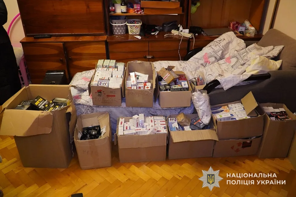 Коробки з медикаментами, вилучені поліцією України