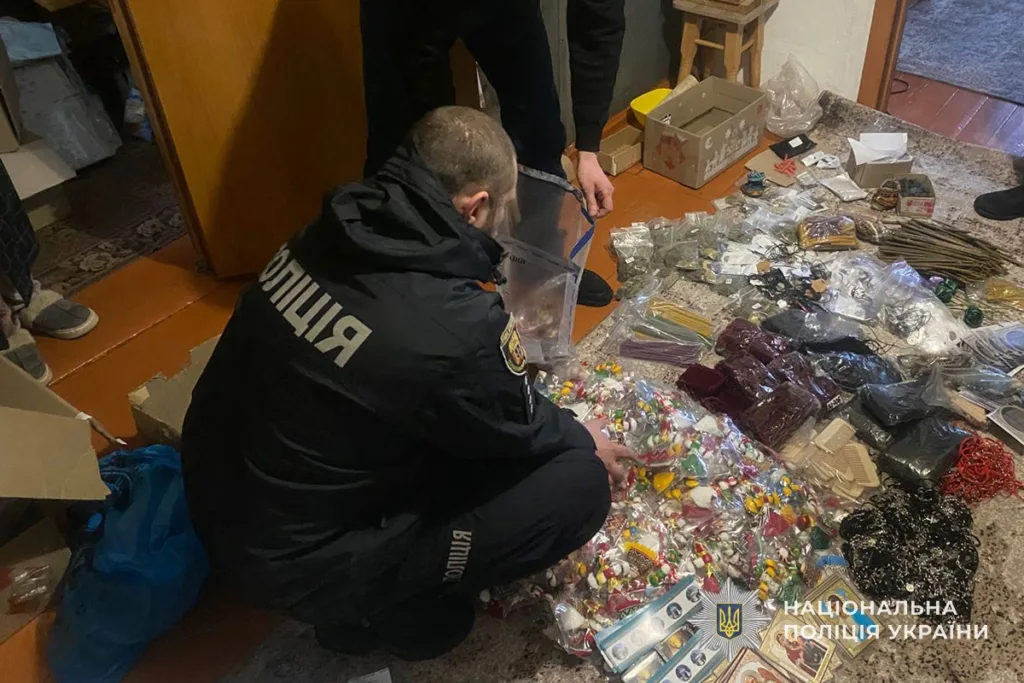 Поліція вилучає речові докази під час обшуку