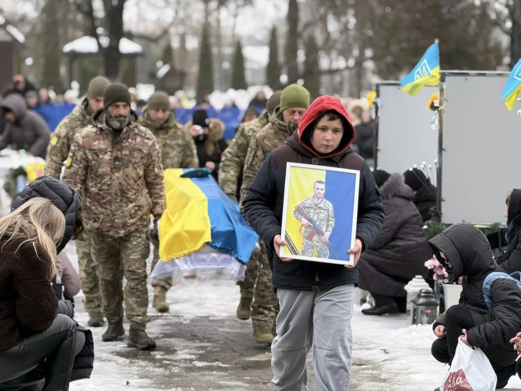 Похорон українського військового з прапором України