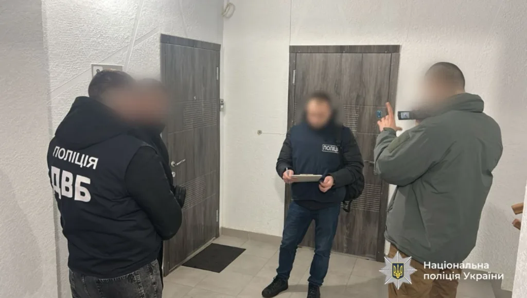 Працівники поліції проводять слідчі дії у приміщенні