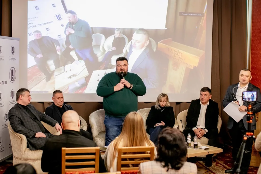 Публічна дискусія з виступами спікерів перед аудиторією