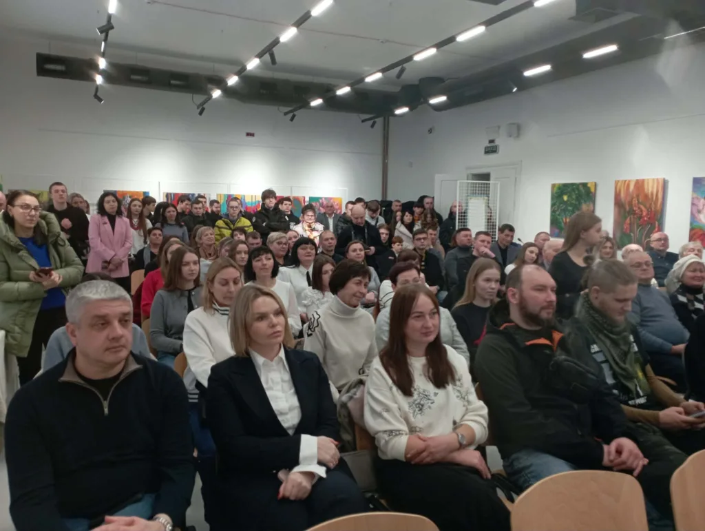 Люди на культурному заході в артгалереї