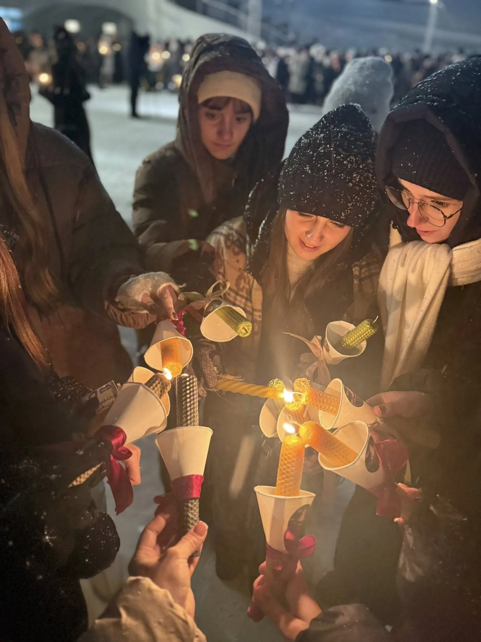 На зображенні може бути: одна або кілька осіб та вогонь