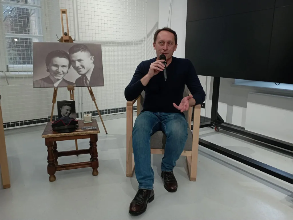 Чоловік говорить на презентації книги