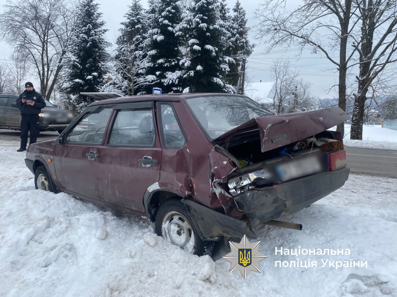 ДТП у снігу, пошкоджений автомобіль і поліцейський