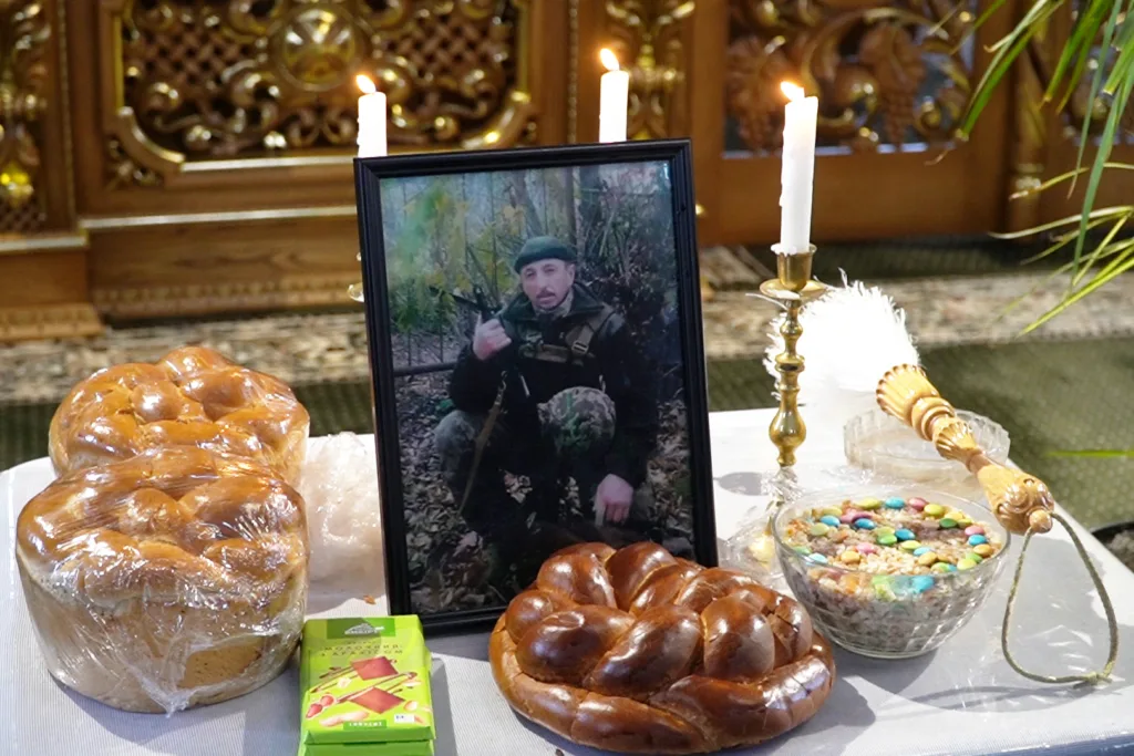 Меморіальний стіл із фотографією українського військового