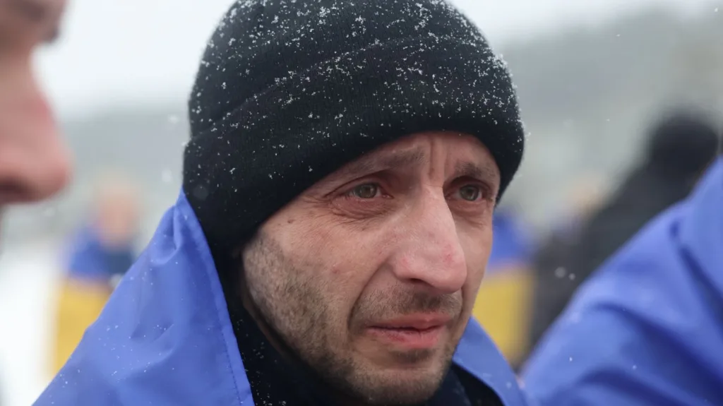 Чоловік у зимовому одязі під снігом