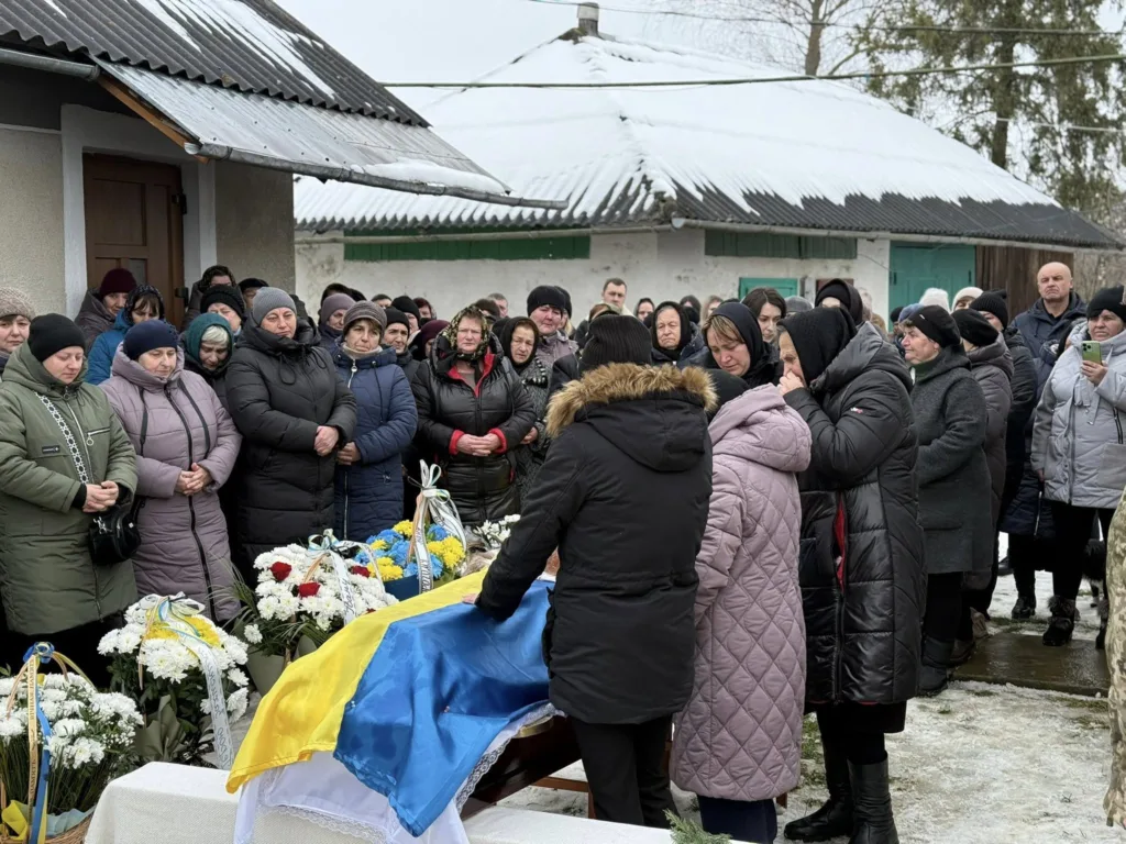 Похорон українського військового, люди прощаються