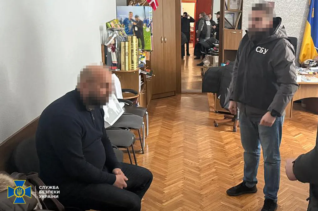 Операція СБУ в офісі, офіцери проводять обшук