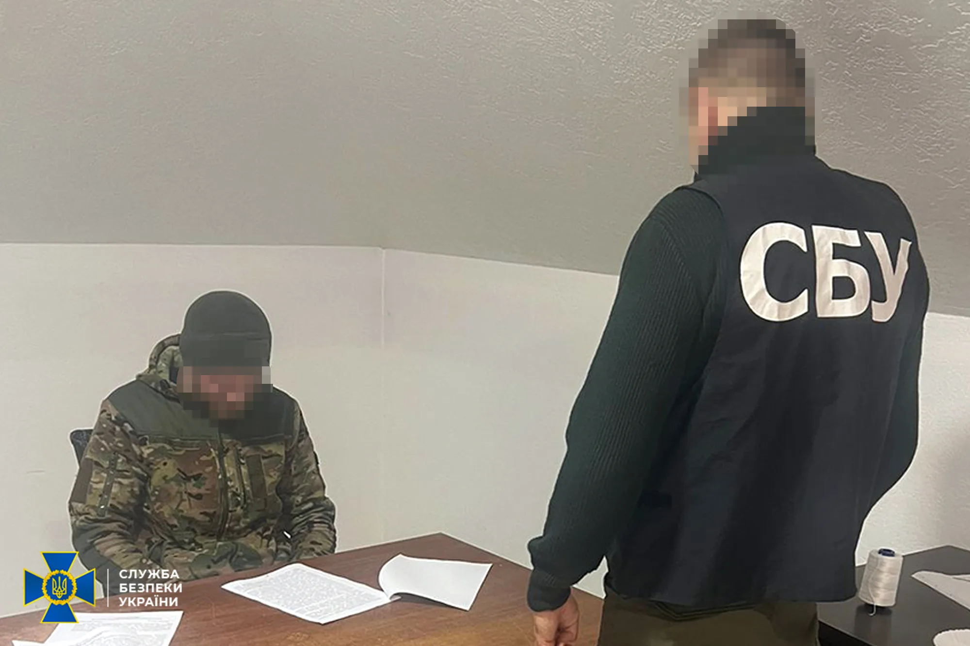 Офіцер СБУ проводить допит підозрюваного