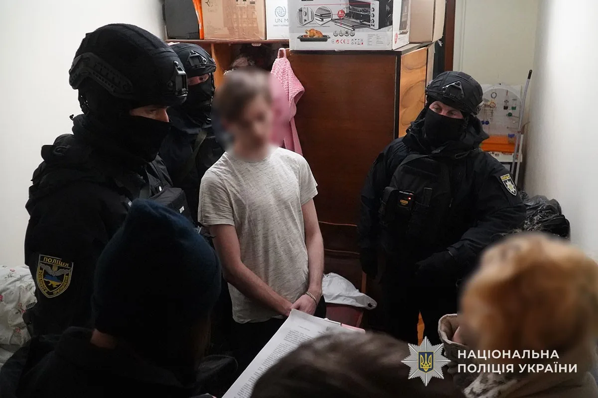 Поліція затримує підозрюваного у квартирі